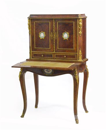 Scrittoio con alzata a due ante e due cassetti, parte inferiore a gambe mosse e