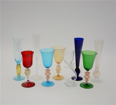 Lotto di nove bicchieri di Murano di diverse forme e colori (lievi difetti)
