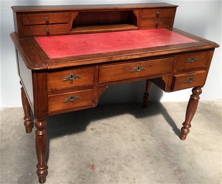 Scrittoio da centro con alzata e gambe tornite, piano sfilabile con inserto in