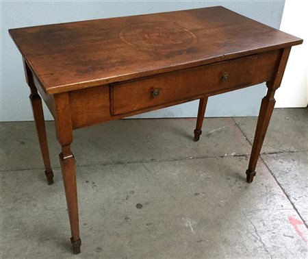 Tavolino con gambe rastremate e un cassetto nella fascia, piano centrato da int