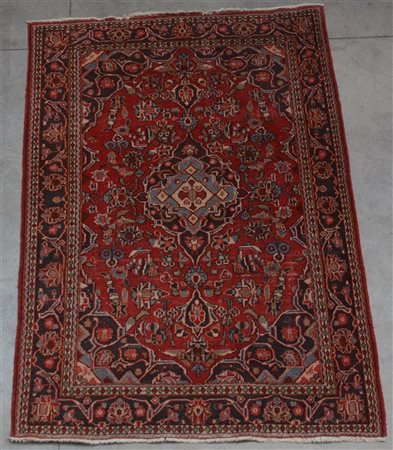 Tappeto Mossul, Persia, secolo XX.
Decoro a medaglione su fondo rosso (cm 201x1