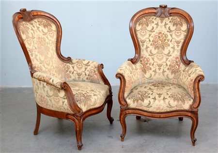 Coppia di poltrone con struttura mossa in legno intagliato e rivestimento in te