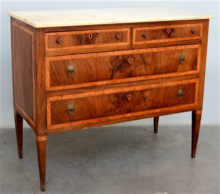 Antico comò in noce decorato con filettatura. Fronte a due cassetti grandi e du