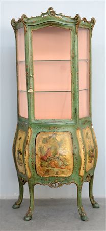 Piccola vetrina di forma bombata in legno laccato, con riserve dipinte a scene