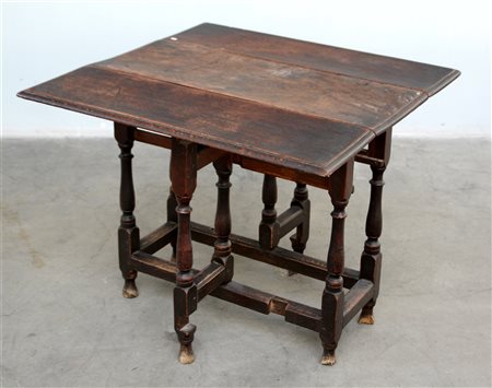 Tavolo ad alette con sostegni torniti e traverse dritte (cm 82x66x35) (difetti)