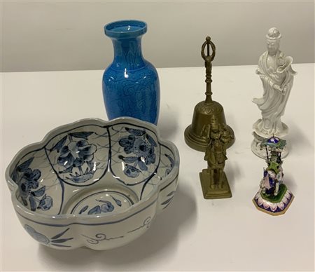 Lotto composto da sei oggetti diversi in bronzo, ceramica e smalti di manifattu