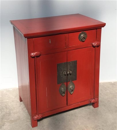 Piccola credenza in legno laccato rosso a due cassetti e due sportelli, guarniz