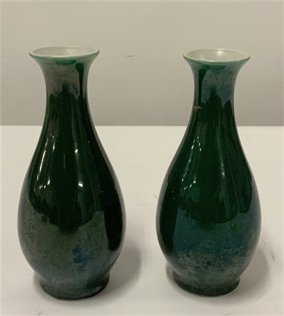 Coppia di vasetti in porcellana monocroma verde. Marchio apocrifo Yongzheng all