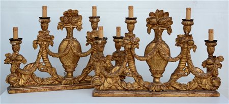 Coppia di antiche appliques a quattro fiamme in legno intagliato e dorato a fru