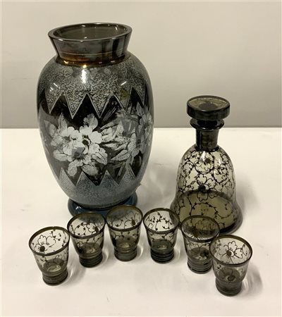 Lotto composto da un servizio da rosolio e un vaso in vetro decorato in argento