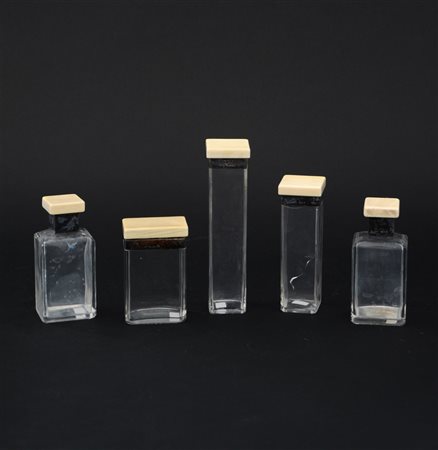 Lotto di cinque contenitori da bagno in vetro trasparente con coperchi in avori