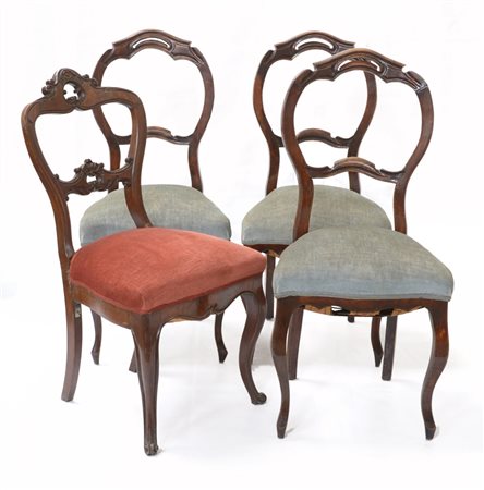 Lotto composto da un gruppo di tre sedie in noce con schienale a giorno, unite