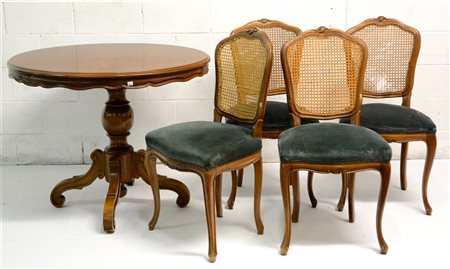 Lotto composto da un tavolo tondo (d. cm 90) e quattro sedie (difetti)