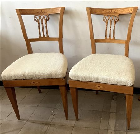 Coppia di sedie in noce con schienale traforato e e intarsiato a motivi vegetal