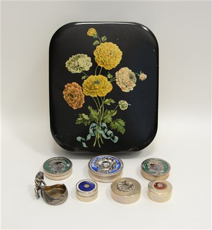 Scatola contente cinque bomboniere smaltate in argento e due di diverso decoro