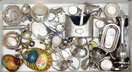 Scatola contenente numerose bomboniere in argento e metallo argentato e altri o