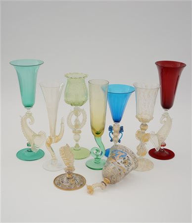 Lotto di otto bicchieri di Murano di diverse forme e colori (difetti)
