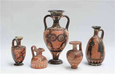 Gruppo di cinque riproduzioni di vasi Greci in terracotta dipinta (h max cm 27)