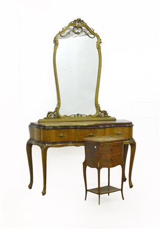 Lotto composto da una consolle con specchiera ed un comodino da centro (difetti