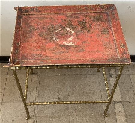 Tavolino a vassoio con ripiano in legno laccato a chinoiserie del secolo XIX. S