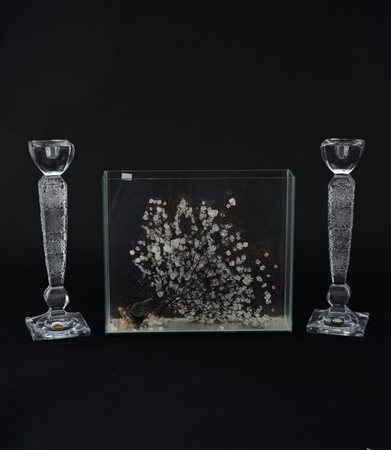 Lotto composto da una coppia di portacandele in vetro cristallo e una teca cont