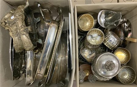 Due cartoni contenenti numerosi oggetti in metallo e metallo argentato (difetti