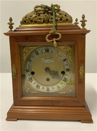 Orologio da tavolo con cassa in legno decorata con applicazioni in bronzo dorat