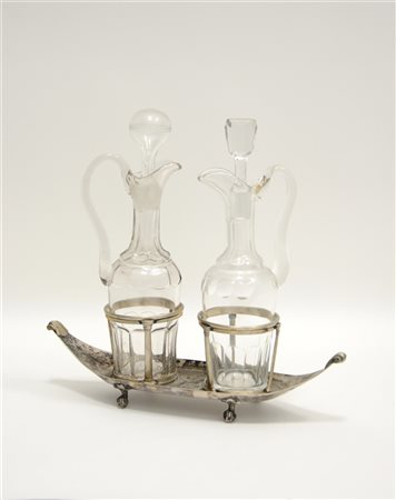 Porta-cruet a barca in argento con anse stilizzate e piedi ferini. Marchio di N