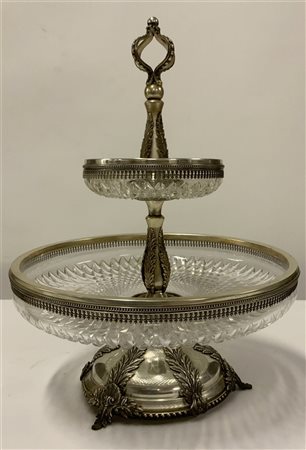 Centrotavola in metallo argentato e cristallo con montante decorato a volute (h