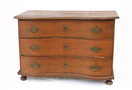 Comò in rovere con fronte mosso a tre cassetti, piedi a cipolla, fine secolo xV