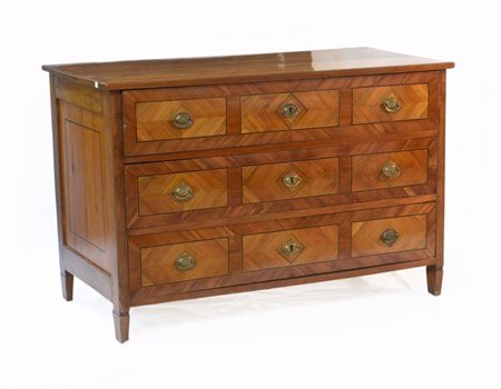 Comò in noce a tre cassetti lastronati e filettati, fine secolo XVIII (cm 126x8