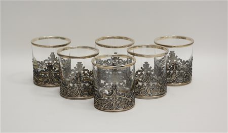 Gruppo di sei bicchieri da whisky con basi in argento decorate a volute. Titolo