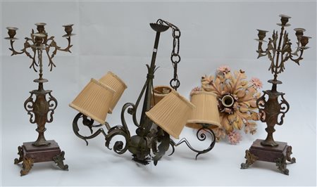 Lotto composto da una coppia di candelabri a quattro fiamme in metallo su basi