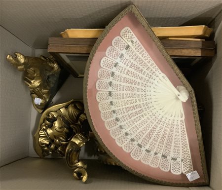 Cartone contenente numerose cornici, due mensole dorate ed un ventaglio in teca