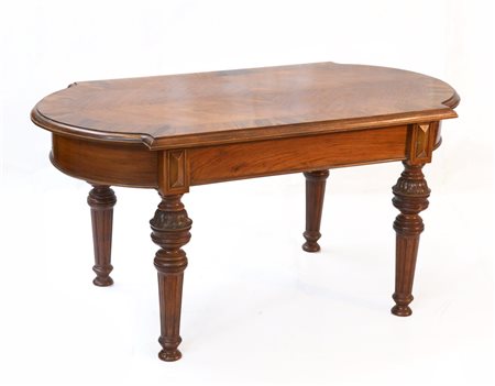 Tavolino da salotto con piano sagomato lastronato in noce e radica di noce. Gam