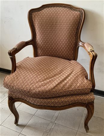 Poltroncina in legno con braccioli e seduta imbottita in tessuto riquadrato (di