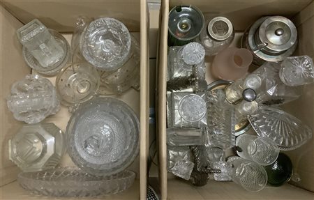 Quattro cartoni contenenti numerosi oggetti in vetro di diverso uso e fattura (