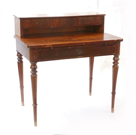 Scrittoio con alzata lastronato in noce e piuma di noce, un cassetto nella fasc