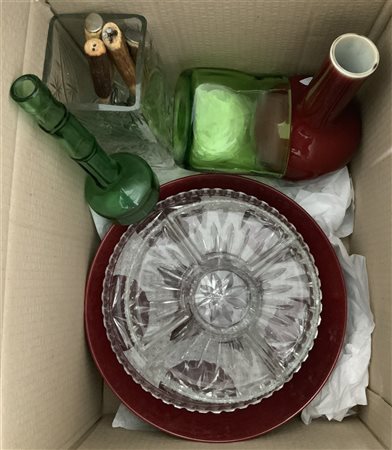 Lotto composto da numerosi oggetti diversi in vetro, porcellana e metallo (dife