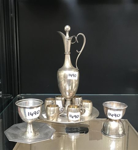 Lotto composto da un servizio da rosolio, un porta uovo e un dosatore in argent