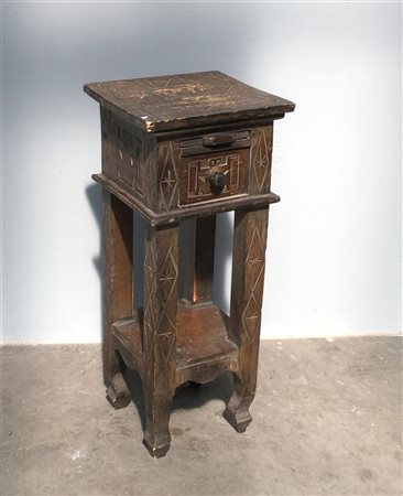 Tavolino in stile etnico in legno con decori incisi e cassetto sottopiano (cm 3