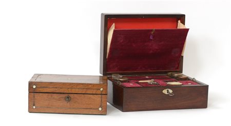 Lotto composto da una scatola necessaire da viaggio con interno in velluto con