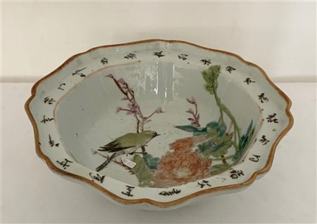 Ciotola di forma sagomata in porcellana a smalti policromi decorata nel cavetto