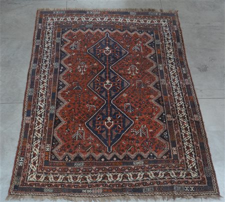 Tappeto Shiraz, Persia, secolo XX.
Decoro con tre medaglioni blu su fondo matto