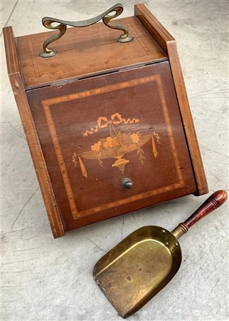 Porta carbone con anta intarsiata ad alzata con frutta e fiori. Presa in bronzo