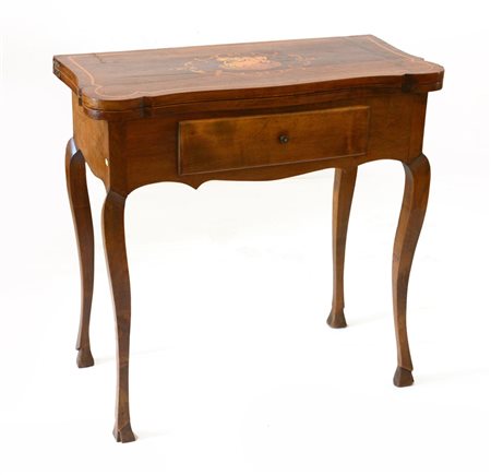 Tavolino da gioco con piano apribile centrato da intarsio (cm 77x76x38) (difett