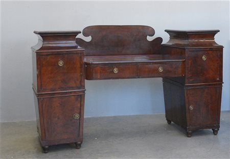 Sidebord completamente lastronato in mogano e piuma di mogano, piano a due cass