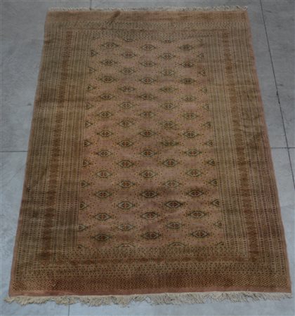 Tappeto Bouhkara, Pakistan, secolo XX.
Decorato con Gul su fondo rosa (cm 291x2