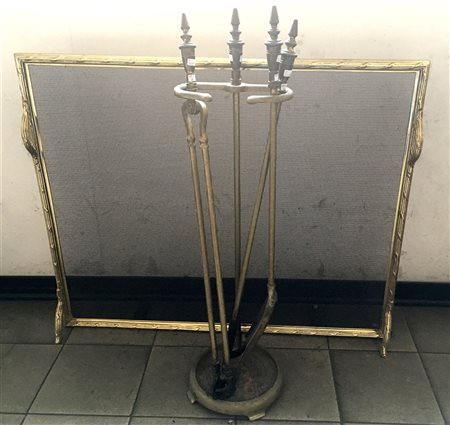 Fornitura da camino composta da un parascintille e un porta attrezzi con pinze,