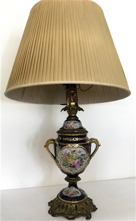Lampada da tavolo con fusto a vaso in ceramica dipinta e guarnizioni in metallo